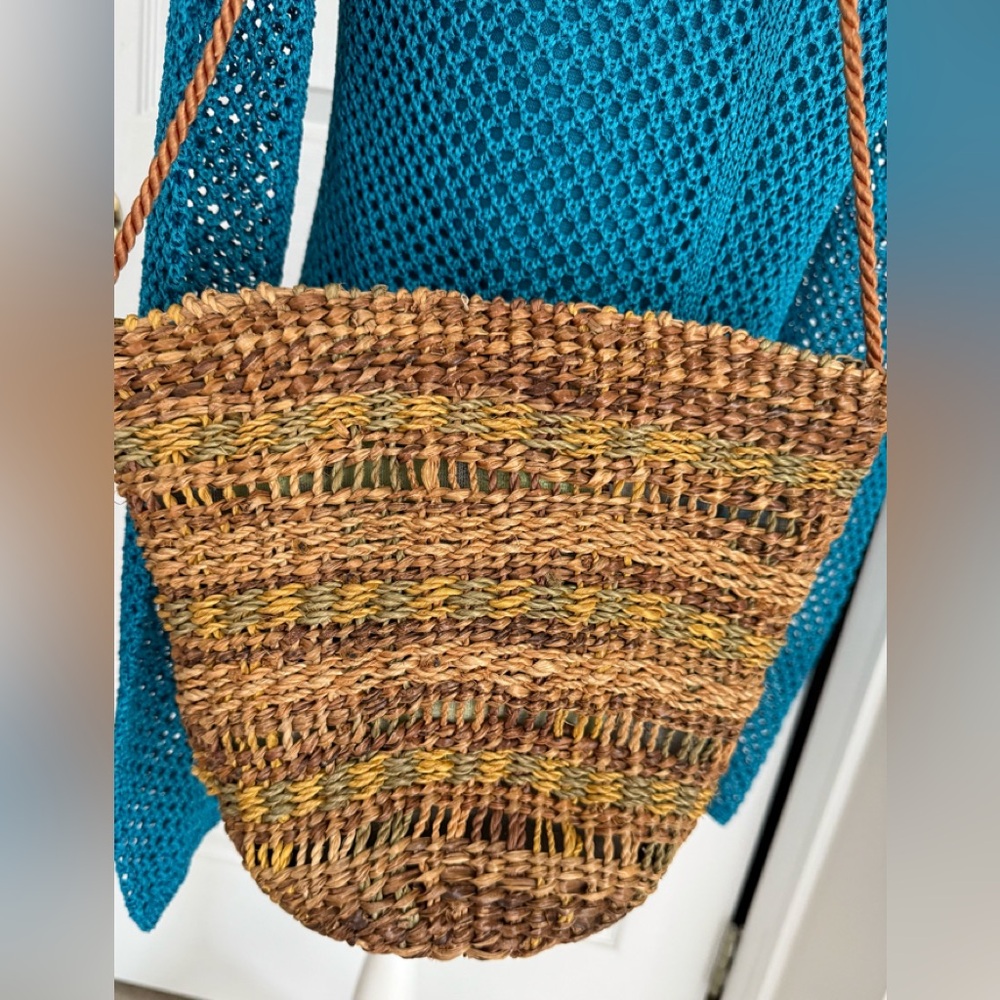 Handcrafted Brown Woven Straw Shoulder Bag - Picture 4 of 12